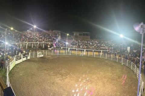 El toro que escapa durante jaripeo en que participó Carlos Pineda (videos)