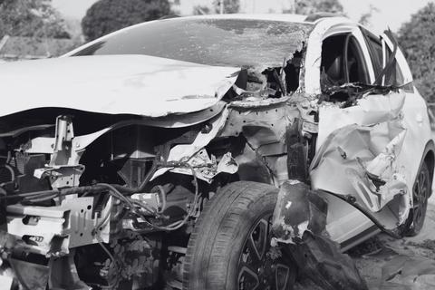 ¡Carro destruido! Pareja sufrió fuerte accidente en la ruta Interamericana