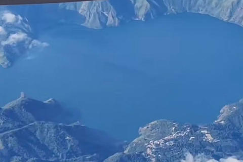¡Como un cráter! La misteriosa forma de la Laguna de Ayarza desde el aire (video)