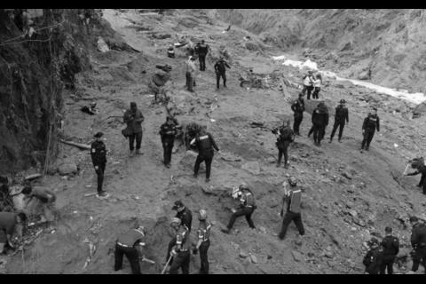 Puente El Naranjo: intensa búsqueda por correntada en asentamiento 'Dios es Fiel'