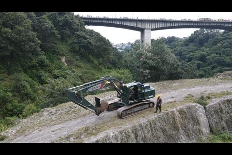 Puente El Naranjo: Inicia la intensa búsqueda de víctimas, esta vez con maquinaria