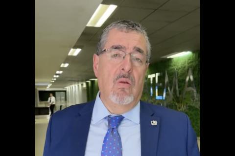 ¿Por qué el presidente electo Bernardo Arévalo salió del país?