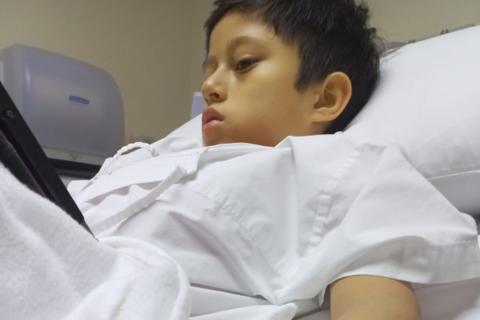 Adri&aacute;n, el peque&ntilde;o que sufre una extra&ntilde;a enfermedad, necesita ayuda