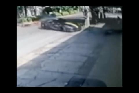 Video muestra el accidente de un Ferrari en zona 14