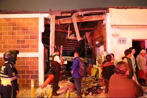 Cami&oacute;n se empotra en una casa y mujer queda atrapada en su cama