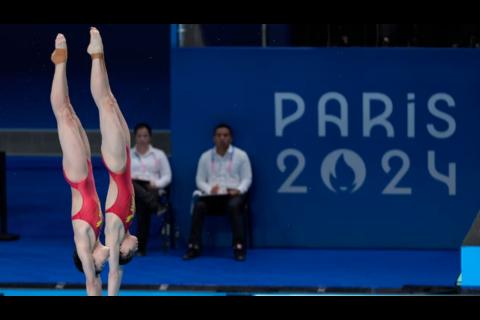 Clavadistas chinas se viralizan por impresionante rutina (video)