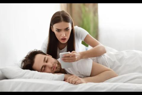 &iquest;Tu pareja esp&iacute;a tu WhatsApp? As&iacute; puedes saberlo y evitar que lo haga