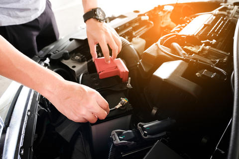 ¿Conectaste mal la batería de tu carro? Esto puede pasarle