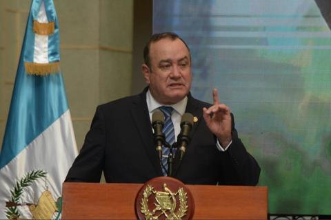 Giammattei asegura que recibió amenazas de EEUU y UE