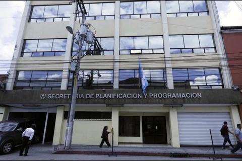 Empleados públicos festejan con cohetillos fin de la administración de Giammattei