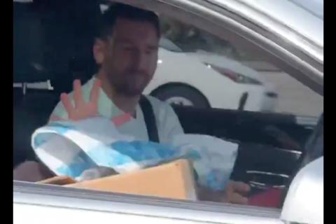 &iexcl;En pleno tr&aacute;fico! Aficionado se encuentra con Messi y la reacci&oacute;n se hace viral
