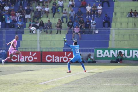 Golazo de Roque Caballero para adelantar a Mixco contra Achuapa