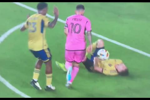 &iexcl;El regate imposible! Messi le hace 'sombrerito' a un jugador tendido en el c&eacute;sped