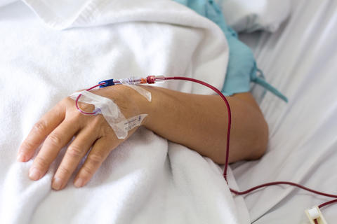 Piden ayuda para directora herida en colegio de zona 16