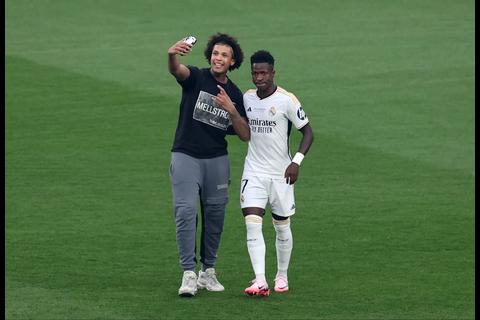 El fan&aacute;tico que ingres&oacute; al campo de la final y celebr&oacute; como Cristiano Ronaldo (Video)