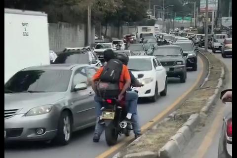 Captan a motorista mientras va contra la v&iacute;a en pleno tr&aacute;nsito (video)