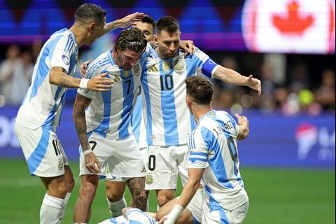 Argentina sufre, pero vence a Canadá al iniciar la Copa América