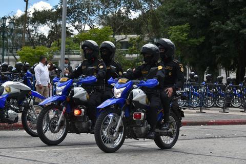 ¡Uno tras otro! Agentes pierden el control por asfalto mojado y terminan en el suelo