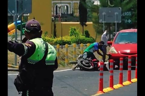 Motorista comete imprudencia y el accidente qued&oacute; grabado en entrevista