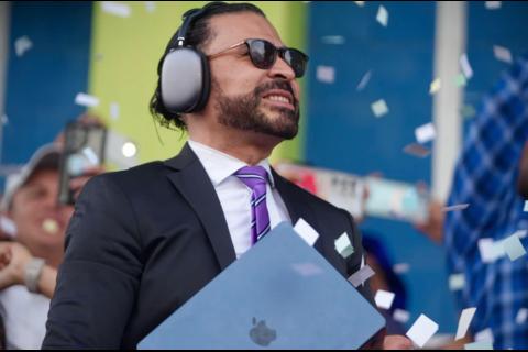 El alcalde Neto Bran le regala aparatos de Apple a los jugadores del Deportivo Mixco