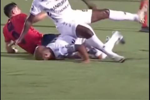 El duro golpe que se llev&oacute; el 'Moyo' Contreras en el Cl&aacute;sico 329 (video)