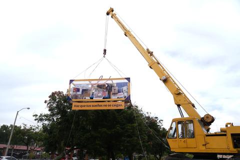Impactante suceso: caja gigante se destruye en pleno tr&aacute;fico