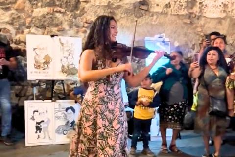 Sara Gómez, la violinista española que sorprendió a turistas en Antigua Guatemala