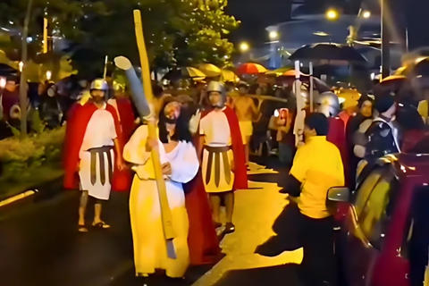 Cruz de Jes&uacute;s rompe ventana de carro en pleno viacrucis en Per&uacute; 