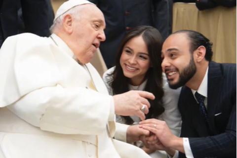 El mensaje que el papa Francisco dio a una pareja reci&eacute;n casada