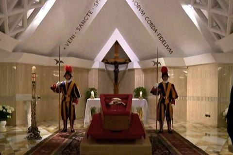 5 emblemas del féretro del papa Francisco ubicado en la Basílica de San Pedro