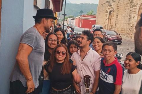 ¡En Antigua Guatemala! El emotivo encuentro de un músico con Ricardo Arjona