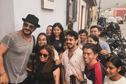 Ricardo Arjona y su encuentro con fanáticos en Antigua Guatemala