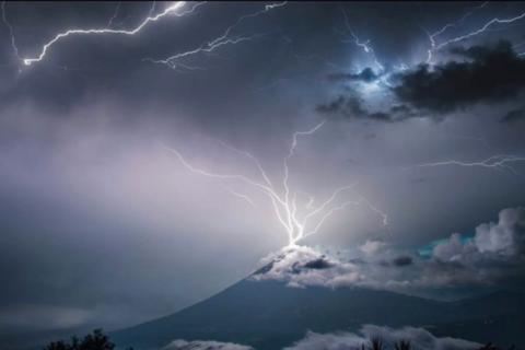 NASA destaca la belleza e imponencia el volc&aacute;n de Agua