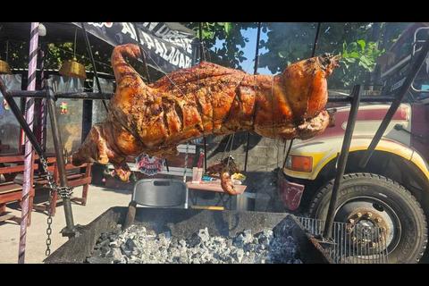 Conoce el restaurante que tiene su cocina adentro de un autobús