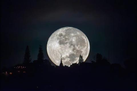 La majestuosa luna del esturi&oacute;n ilumina el cielo de agosto