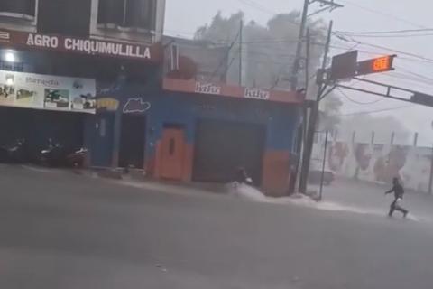 Padre e hijo son arrastrados por la corriente en Chiquimulilla