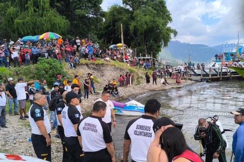 Automóvil cae al lago de Atitlán y se hunde 