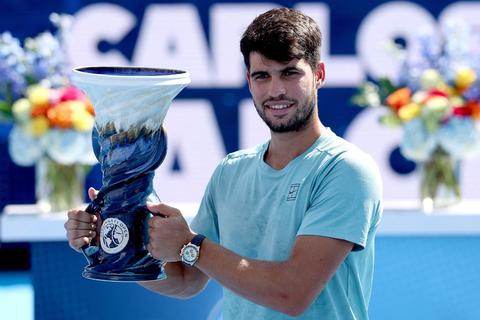 Alcaraz gana el Masters de Cincinnati tras abandono de Sinner