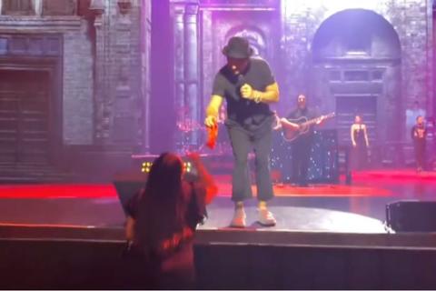 Arjona recibe una prenda de vestir de una fan y le canta “Desnuda” 