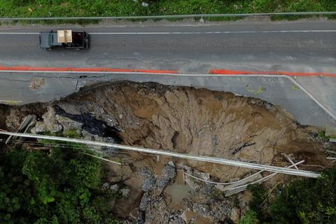 Principales carreteras del país: Se transita entre agujeros y falta de señalización