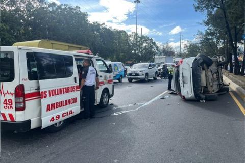 Accidente vial: Camioneta vuelca y deja una mujer herida en el Anillo Periférico