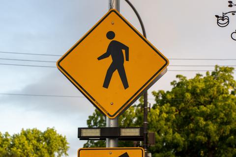 Dos personas intentaban robar un rótulo de señalización y queda grabado