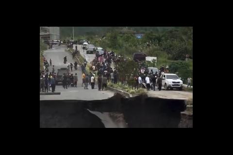 Momento en que carretera se derrumba en Indonesia (video)