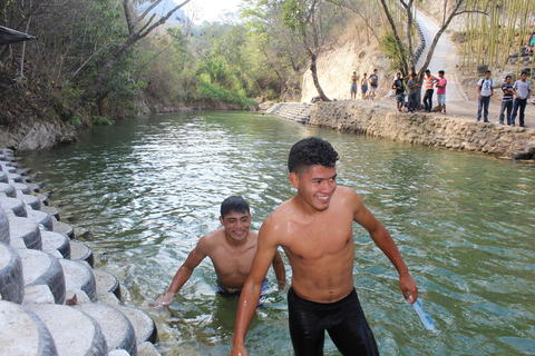 Ecopoza: La piscina ecológica de Chiquimula hecha con llantas