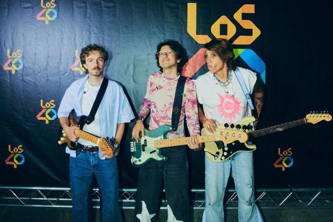 Grupo musical “Timo” reconoce a guatemalteca por ser su oyente número uno