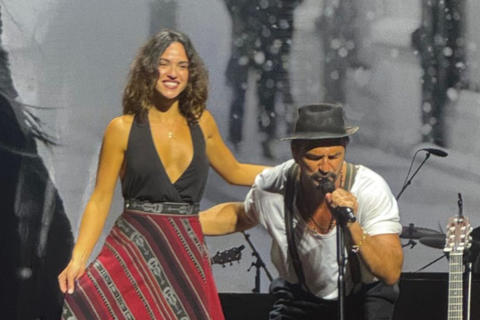 Adria Arjona se luce con especial prenda en residencia de Ricardo Arjona