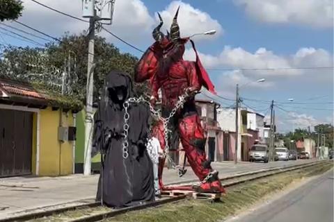 El 'diablo' gigante que se quemar&aacute; este domingo en zona 1 (video)