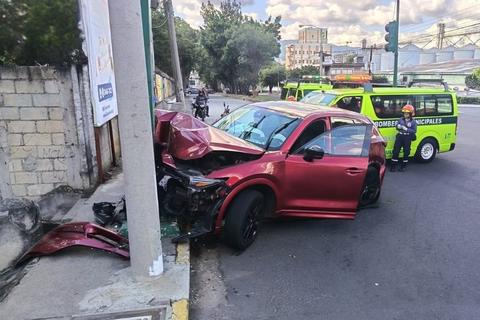 Veh&iacute;culo colisiona contra un poste en la calzada Atanasio Tzul
