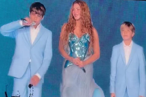 Shakira canta con sus hijos en un emotivo momento para fans