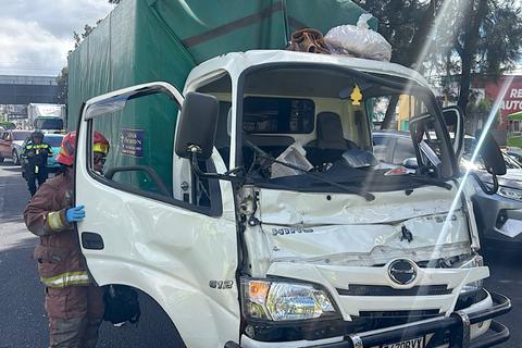 Accidente de tránsito deja a conductor y acompañante atrapados en el vehículo